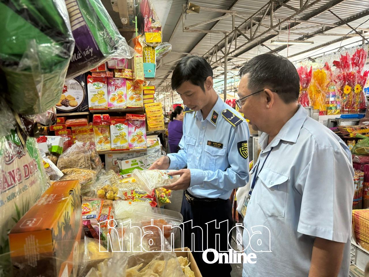 Lực lượng quản lý thị trường kiểm tra hàng háo tại mộtc hợ truyền thống ở Nha Trang (ảnh Minh Họa)
