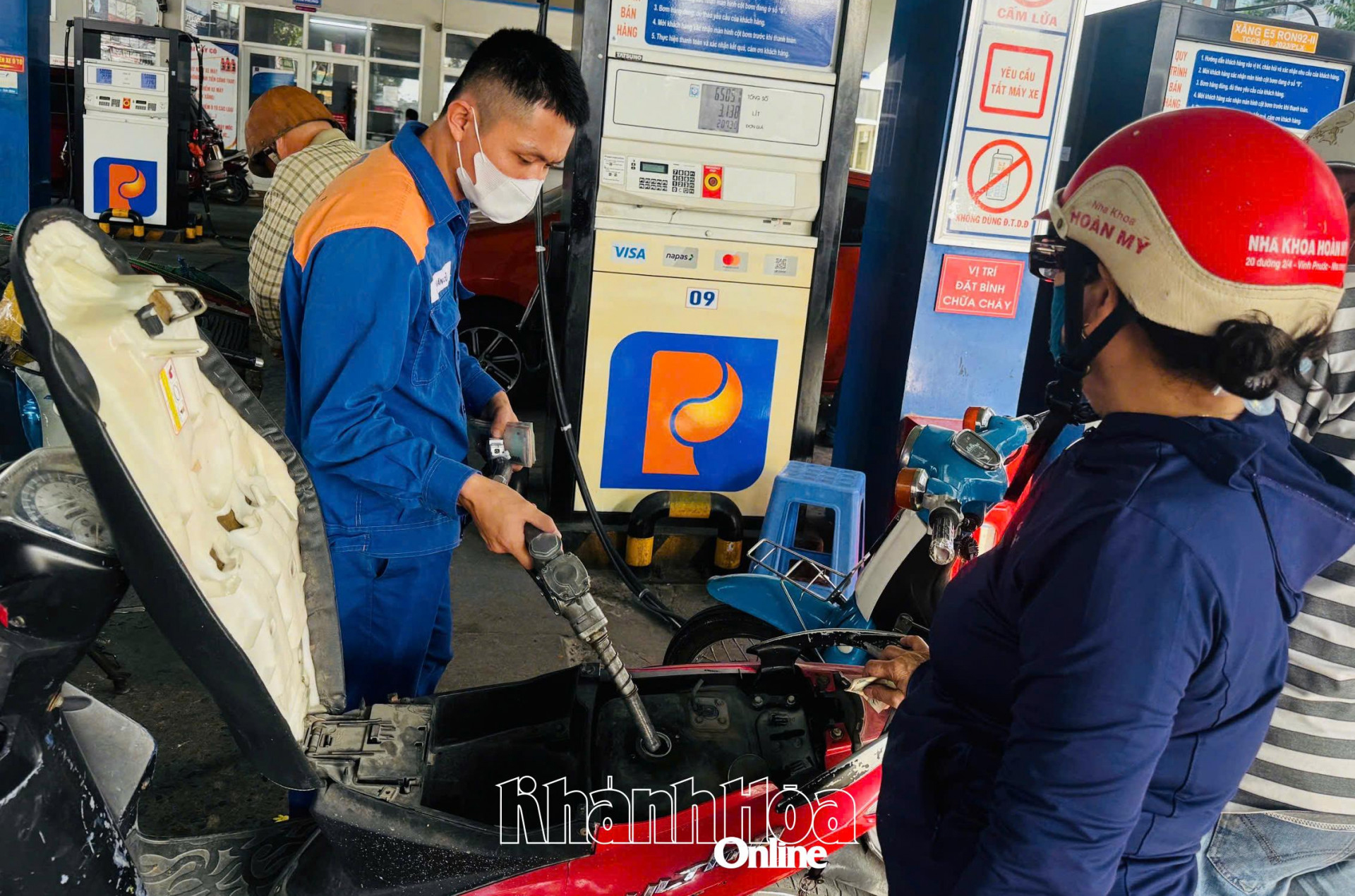 Người dân đổ xăng chiều 13-3.