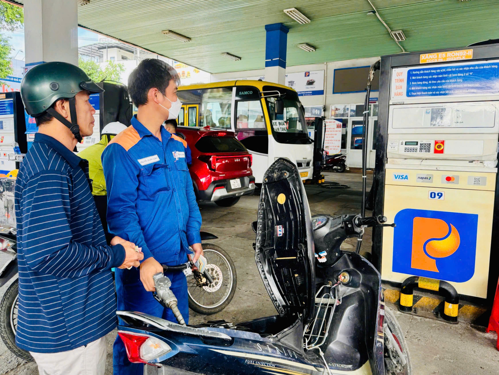 Người dân đổ xăng ở Nha Trang