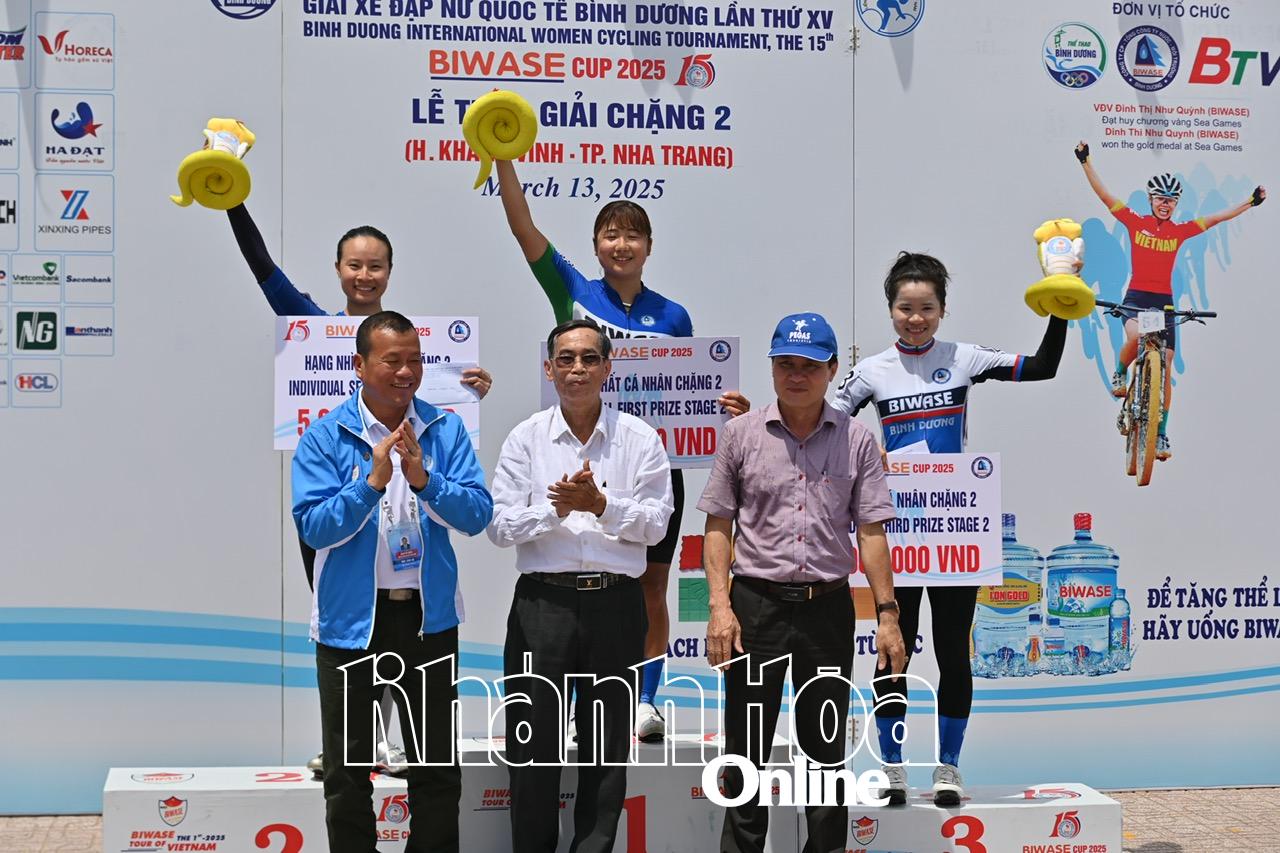 Ban tổ chức trao giải cho các tay đua dẫn đầu về đích chặng 2.