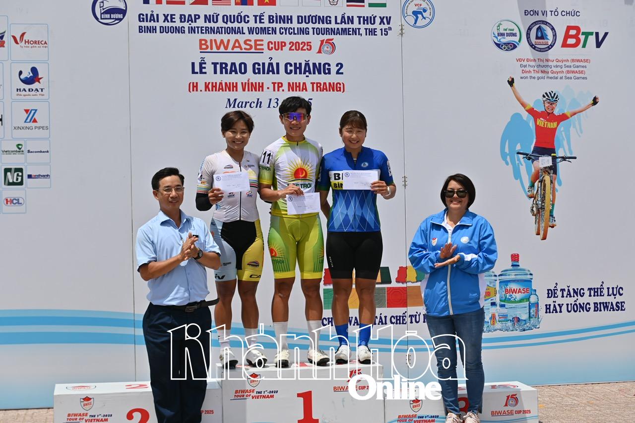 Ban tổ chức trao giải cho các tay đua đạt giải Sprint 1.