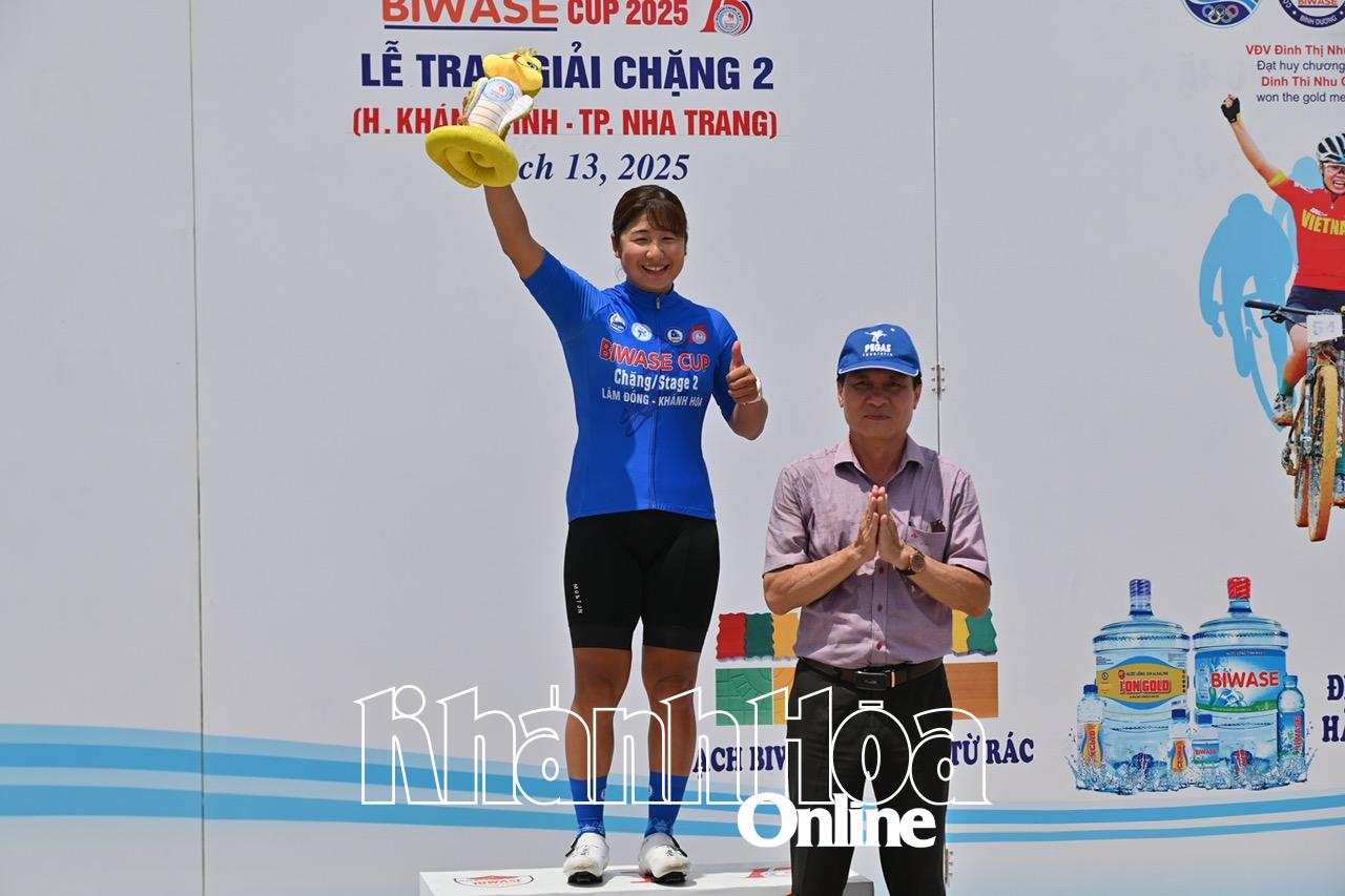 Giải áo xanh tạm thời cho tay đua Watabe Kasuga.