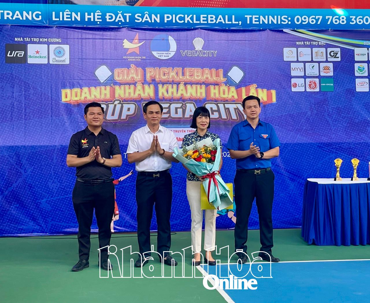 Ban tổ chức tặng hoa tri ân nhà tài trợ.