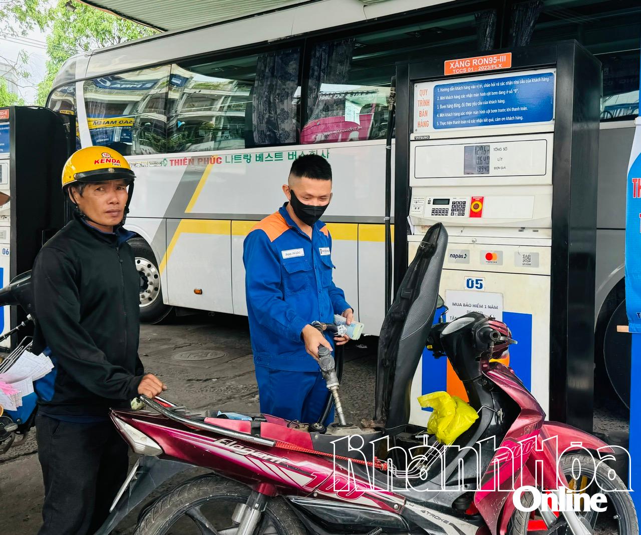 Người dân đổ xăng ở Nha Trang