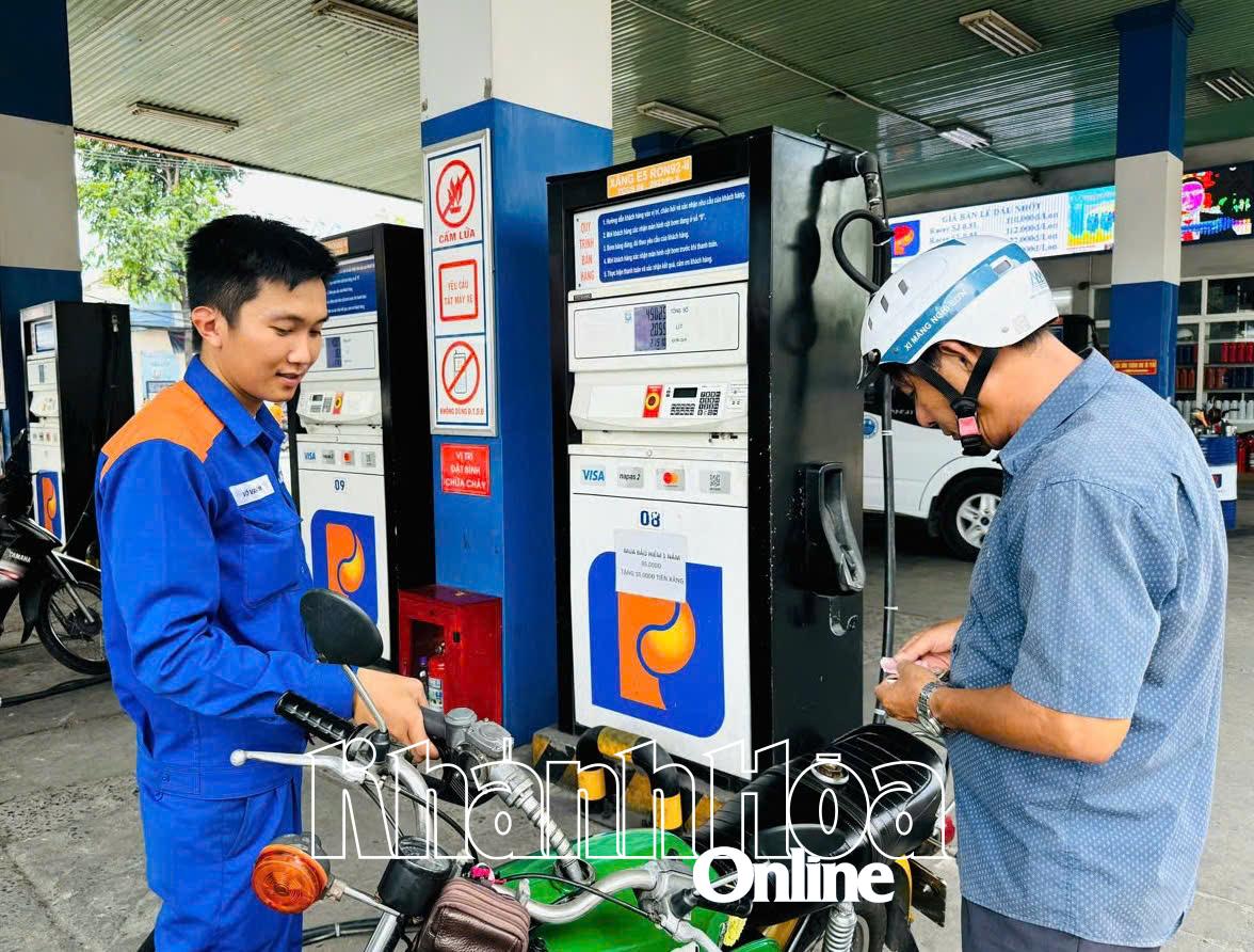 Người dân đổ xăng ở Nha Trang