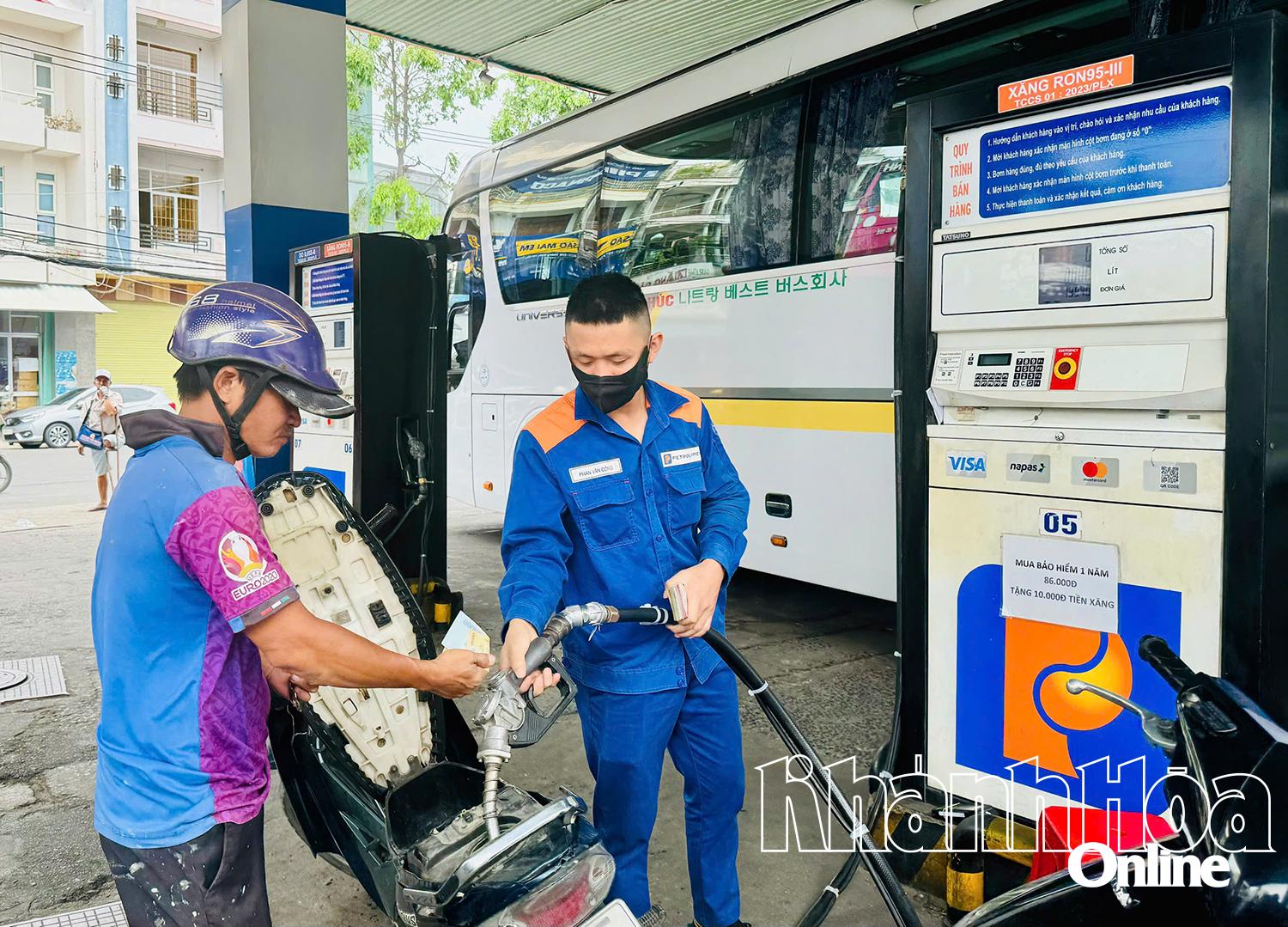 Người dân đổ xăng ở Nha Trang