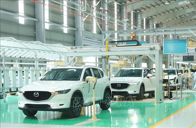 Dây chuyền lắp ráp ô tô du lịch tại nhà máy của Công ty Cổ phần Ô tô Trường Hải (Thaco) trong Khu kinh tế mở Chu Lai, huyện Núi Thành, tỉnh Quảng Nam. Ảnh (tư liệu) minh họa: TTXVN